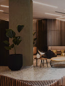 Softstone Wandpaneel, Braun, an einer Säule befestigt, in einer Hotel-Lobby