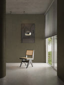 Softstone Wandpaneel, Braun, montiert an der Wand, mit Bild an der Oberfläche, davor Stuhl und Stehlampe