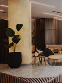 Softstone Wandpaneel, Creme, an einer Säule befestigt, in einer Hotel-Lobby 