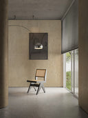 Softstone Wandpaneel Creme mit Bild an der Wand, davor Stuhl und Stehlampe