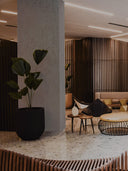 Softstone Wandpaneel, Grau, an einer Säule befestigt, in einer Hotel-Lobby