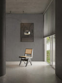 Softstone Wandpaneel grau an Wand, mit Bild, davor Stuhl und Stehlampe