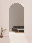 Softstone Wandpaneel, Grau, sichtbar durch einen Eingangs­bogen, im Wohnraum mit Sofa