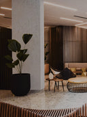 Softstone Wandpaneel, Lichtgrau, an einer Säule befestigt, in einer Hotel-Lobby