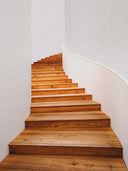 Softstone Wandpaneel, Off-White, installiert an der Wand einer geschwungenen Treppe