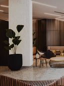 Softstone Wandpaneel, Off-White, an einer Säule befestigt, in einer Hotel-Lobby