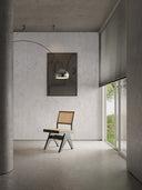 Softstone Wandpaneel Off-White mit Bild an der Wand, davor Stuhl und Stehlampe