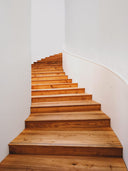 Softstone Wandpaneel, Weiss, installiert an der Wand einer geschwungenen Treppe