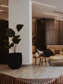 Softstone Wandpaneel, Weiss, an einer Säule befestigt, in einer Hotel-Lobby