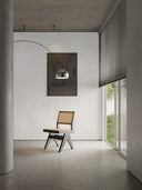 Softstone Wandpaneel Weiß mit Bild an der Wand, davor Stuhl und Stehlampe