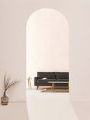 Softstone Wandpaneel, Weiss, sichtbar durch einen Eingangs­bogen, im Wohnraum mit Sofa