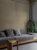 Wandpaneel in Steinoptik, Beton Beige, installiert an Wand im Wohnzimmer