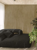 Wandpaneel in Steinoptik, Beton Beige, montiert hinter schwarzem Sofa, Wohnzimmer