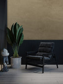 Wandpaneel in Steinoptik, Beton Beige, montiert hinter Sessel