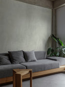 Wandpaneel in Steinoptik, Beton Creme, installiert an Wand im Wohnzimmer