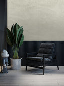 Wandpaneel in Steinoptik, Beton Creme, montiert hinter Sessel