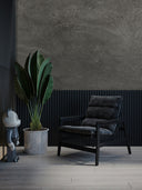 Wandpaneel in Steinoptik, Beton Grau, montiert hinter Sessel