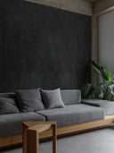 Wandpaneel in Steinoptik, Beton Schwarz, installiert an Wand im Wohnzimmer