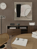 Braunes Bouclé-Wandpaneel im Esszimmer mit Regal und Tisch