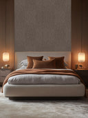 Wandpaneel in Stoffoptik, Boucle Braun, installiert an der Schlafzimmer Wand hinter einem Bett