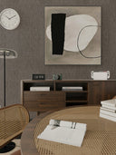 Wandpaneel in Stoffoptik, Farbe Grau, verwendet als Wandverkleidung in einem Esszimmer mit Regal & Tisch