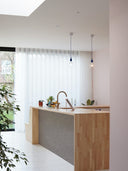 Wandpaneel in Stoffoptik, Farbe Grau, befestigt als Kücheninsel-Verkleidung