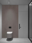 Wandpaneel in Stoffoptik, Farbe Grau, montiert hinter einer Toilette im Bad