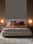 Wandpaneel in Stoffoptik, Farbe Grau, installiert an der Schlafzimmer Wand hinter einem Bett