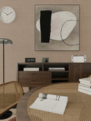 Hellbeiges Stoff-Wandpaneel im Esszimmer mit Regal und Tisch