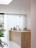 Wandpaneel in Stoffoptik, Farbe Hellbeige, befestigt als Kücheninsel-Verkleidung