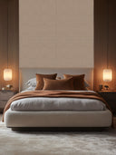 Wandpaneel in Stoffoptik, Farbe Hellbeige, installiert an der Schlafzimmer Wand hinter einem Bett