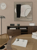 Wandpaneel in Stoffoptik, Leine Beige, verwendet als Wandverkleidung in einem Esszimmer mit Regal & Tisch