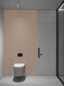 Wandpaneel in Stoffoptik, Twill Beige, montiert hinter einer Toilette im Bad